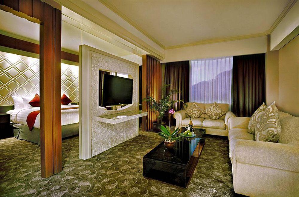 Atria Hotel Malang Exterior foto