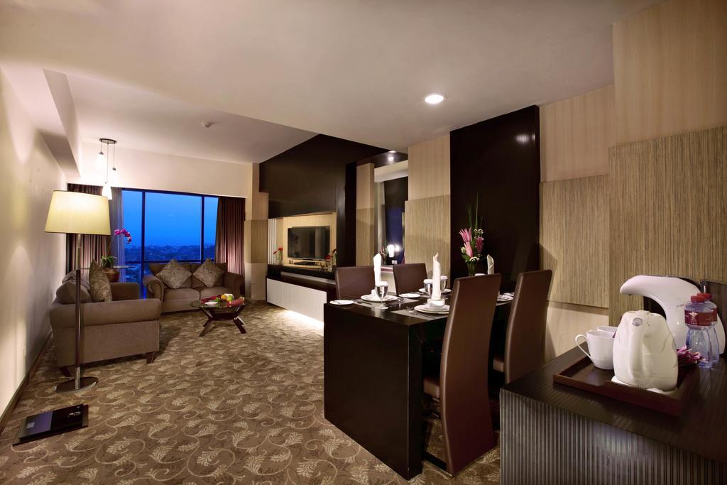Atria Hotel Malang Exterior foto