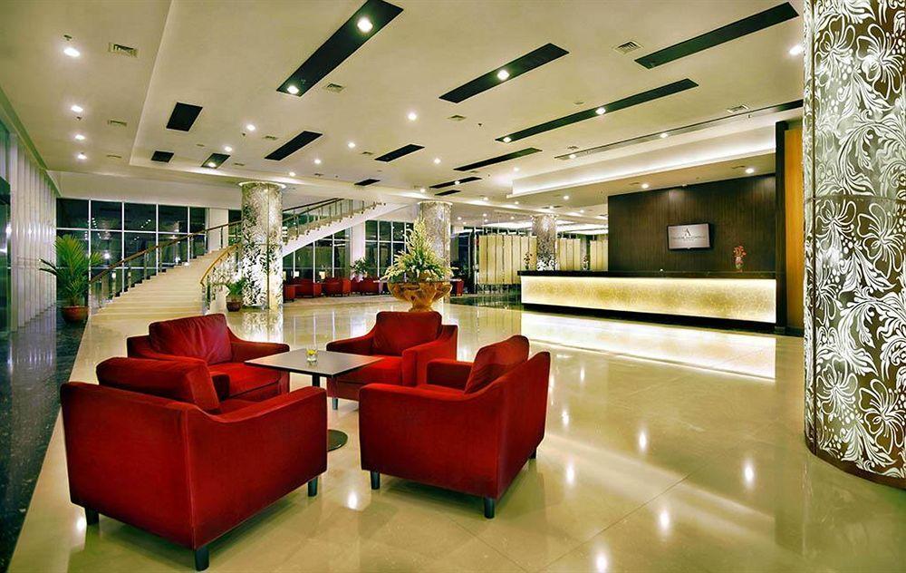 Atria Hotel Malang Exterior foto